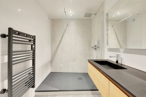 Rénovation de salle de bain de style contemporain à Paris