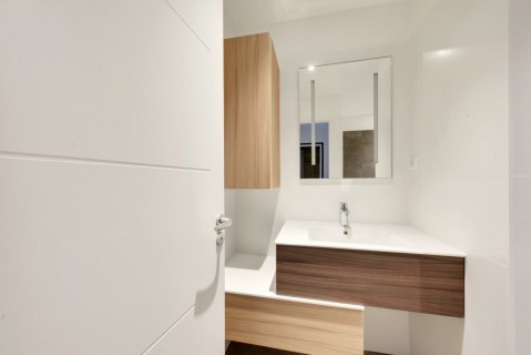 Rénovation salle de bain design de style contemporain à Paris