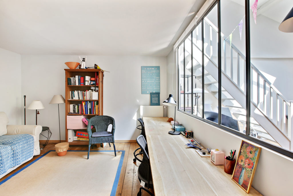 La rénovation d'un appartement à Paris 13 : la vue panoramique d'un grand bureau design