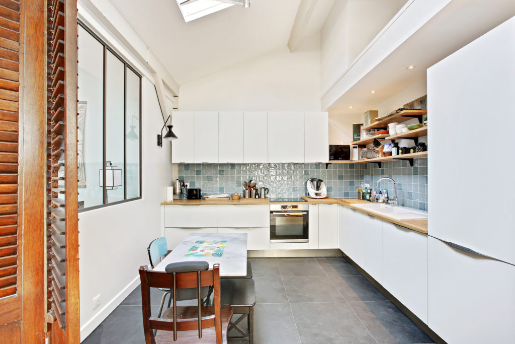 La rénovation d'un appartement à Paris 13 : la cuisine spacieuse au style épuré