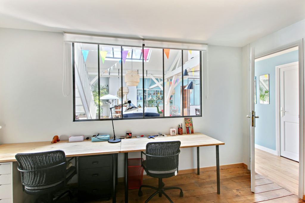 La rénovation d'un appartement à Paris 13 : le bureau avec verrière et vue sur le salon