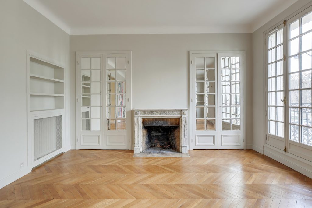 Rénovation séjour avec portes appartement haussmannien au 6ème arrondissement de Paris